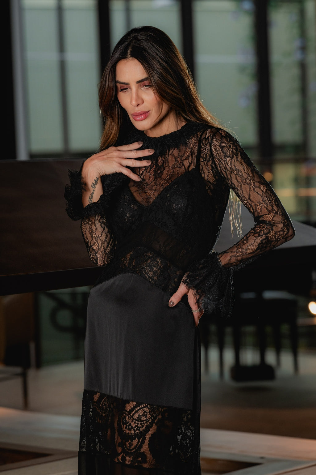 Vestido De Renda Alcinha Com Cetim