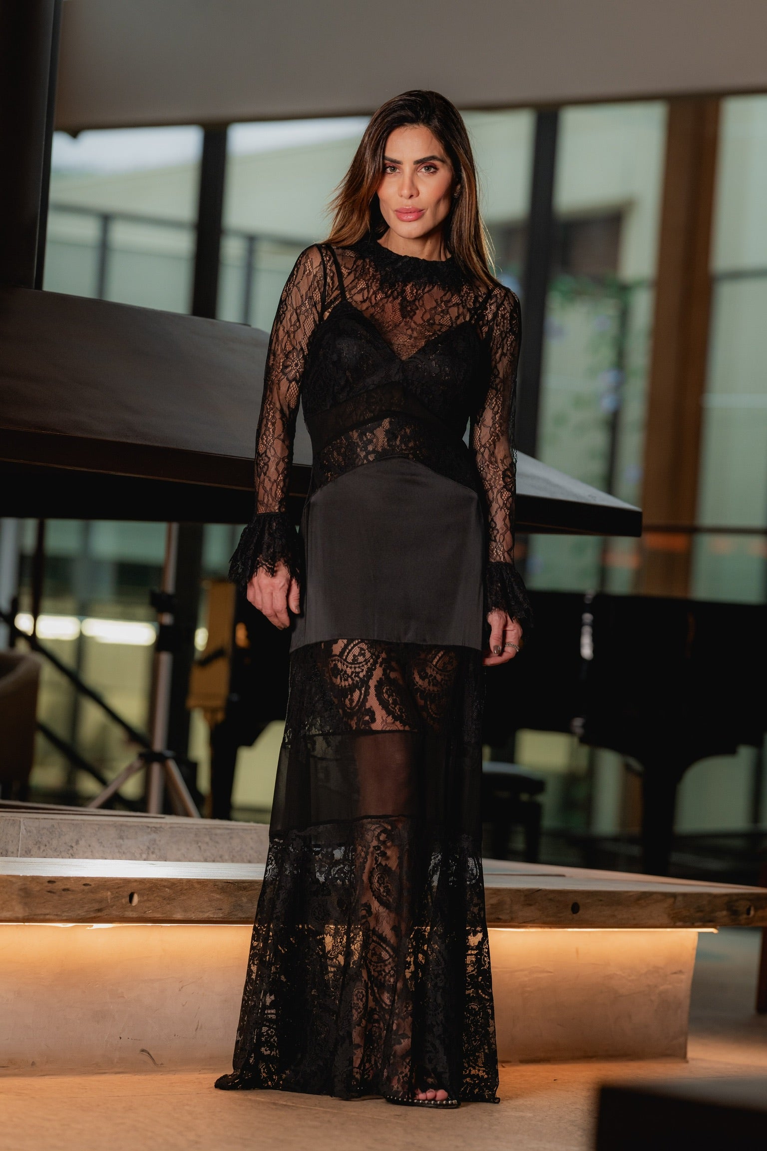 Vestido De Renda Alcinha Com Cetim