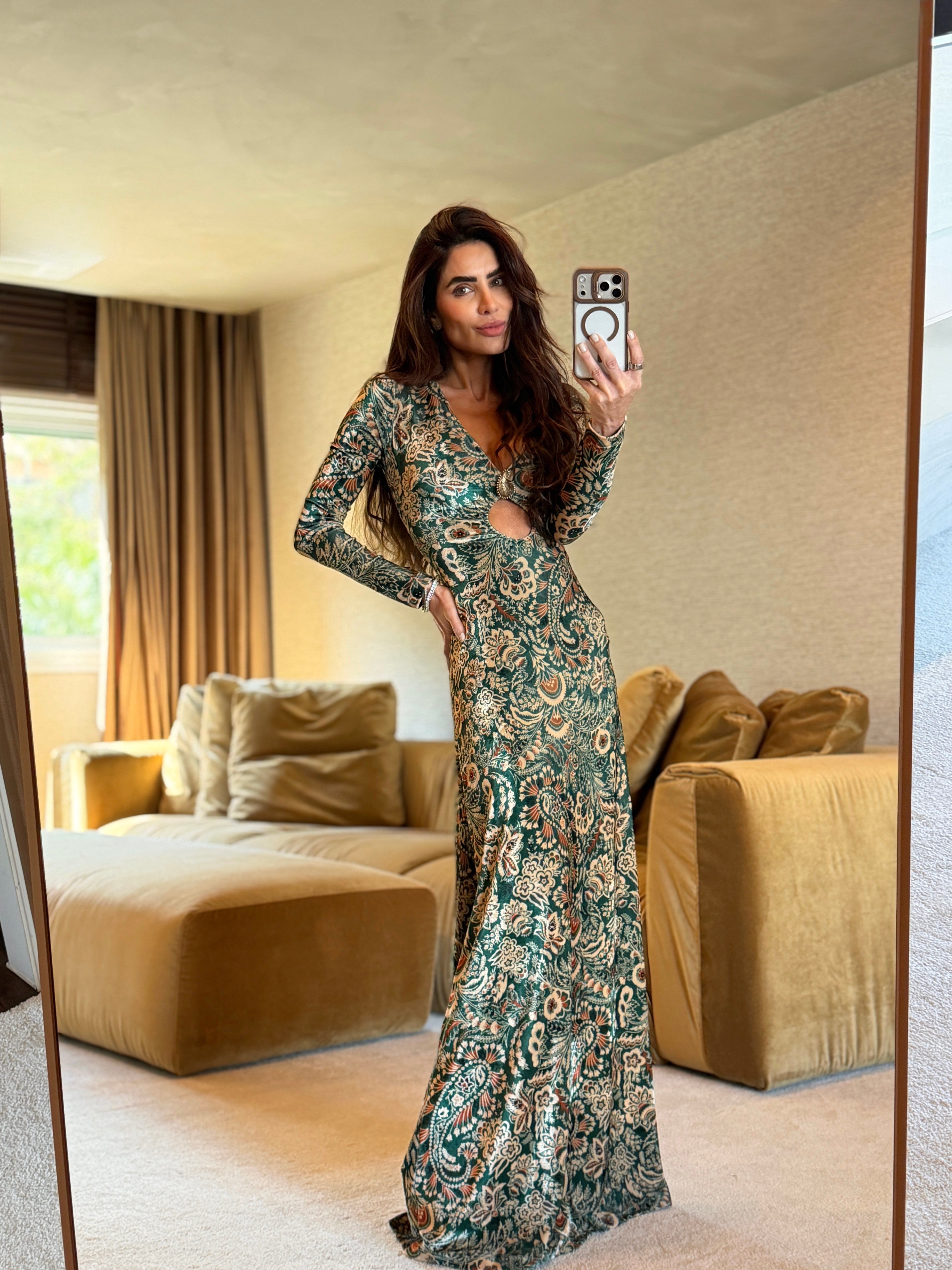 Vestido em Veludo Estampa Paisley Decote com Gota e Peça em Metal