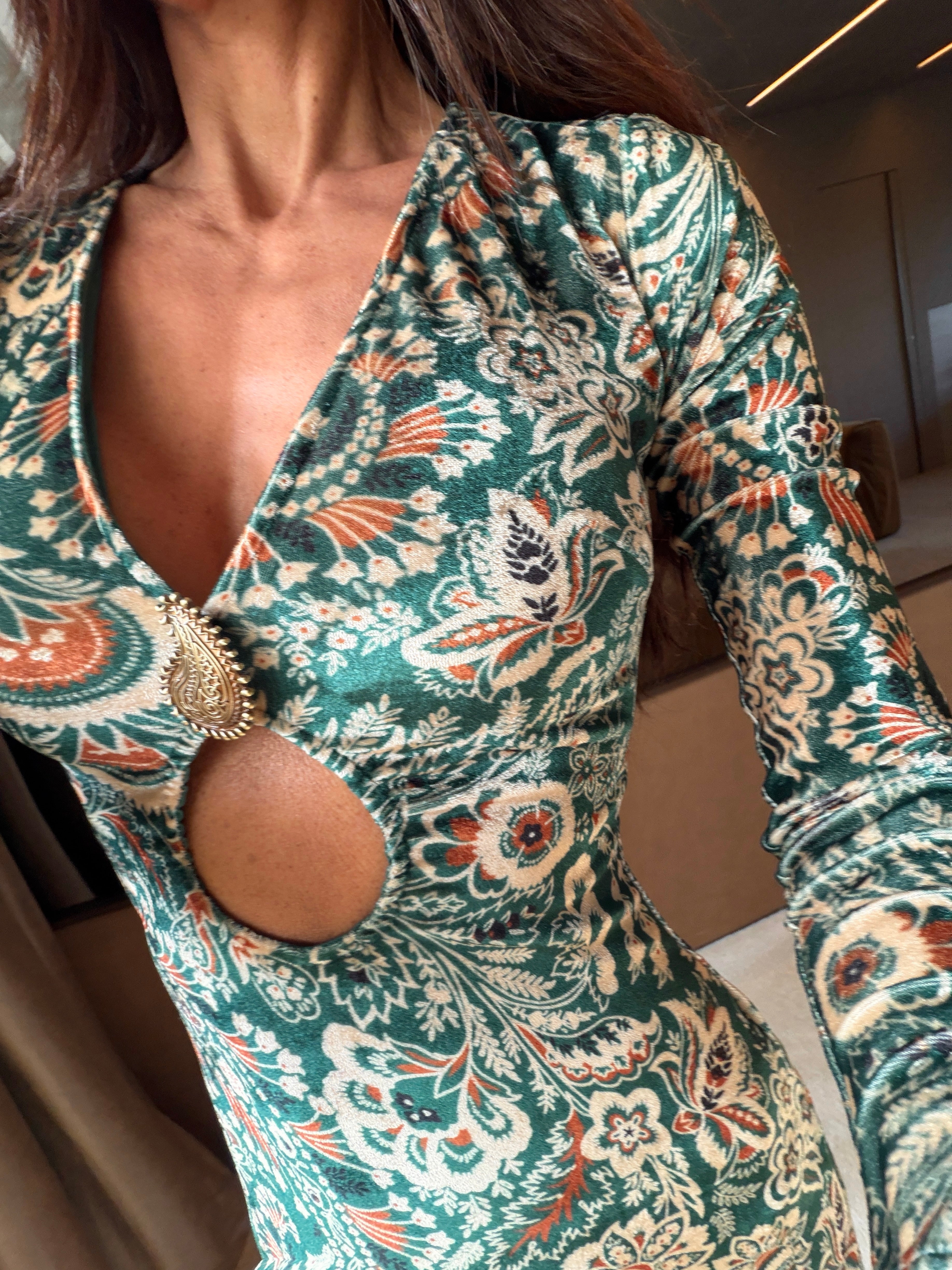 Vestido em Veludo Estampa Paisley Decote com Gota e Peça em Metal