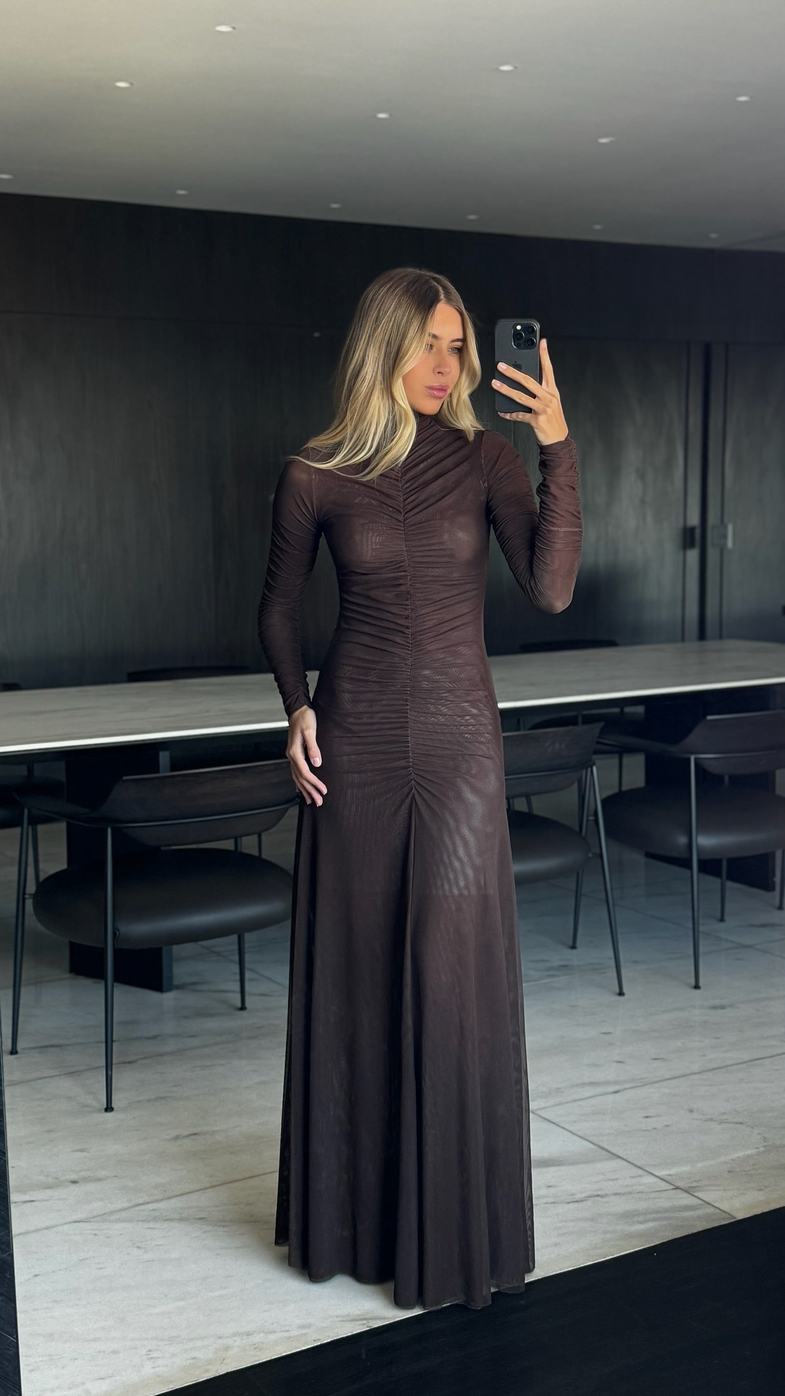 Vestido Longo Franzido Em Tule Manga Longa