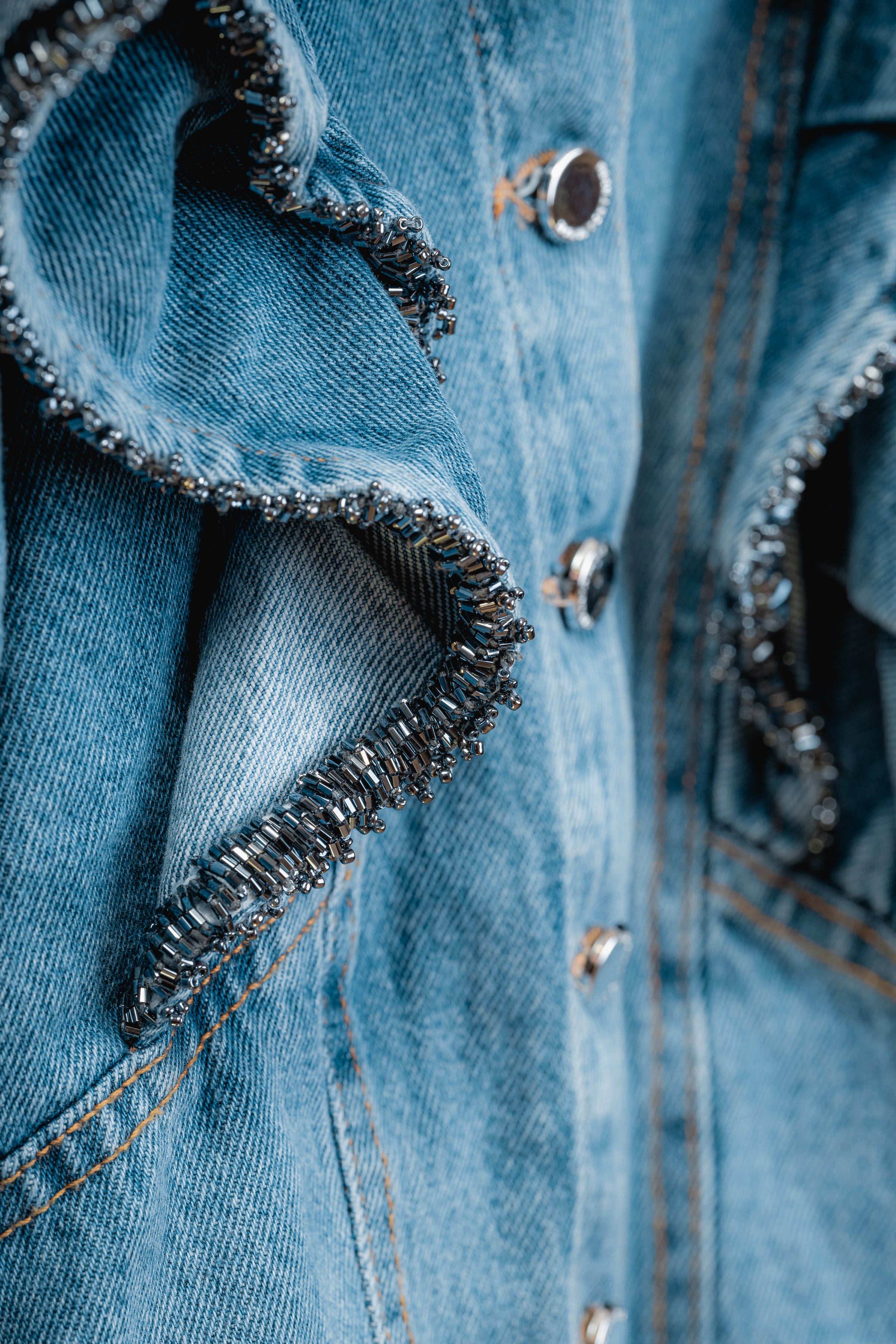 Jaqueta jeans com babados e vidrilhos