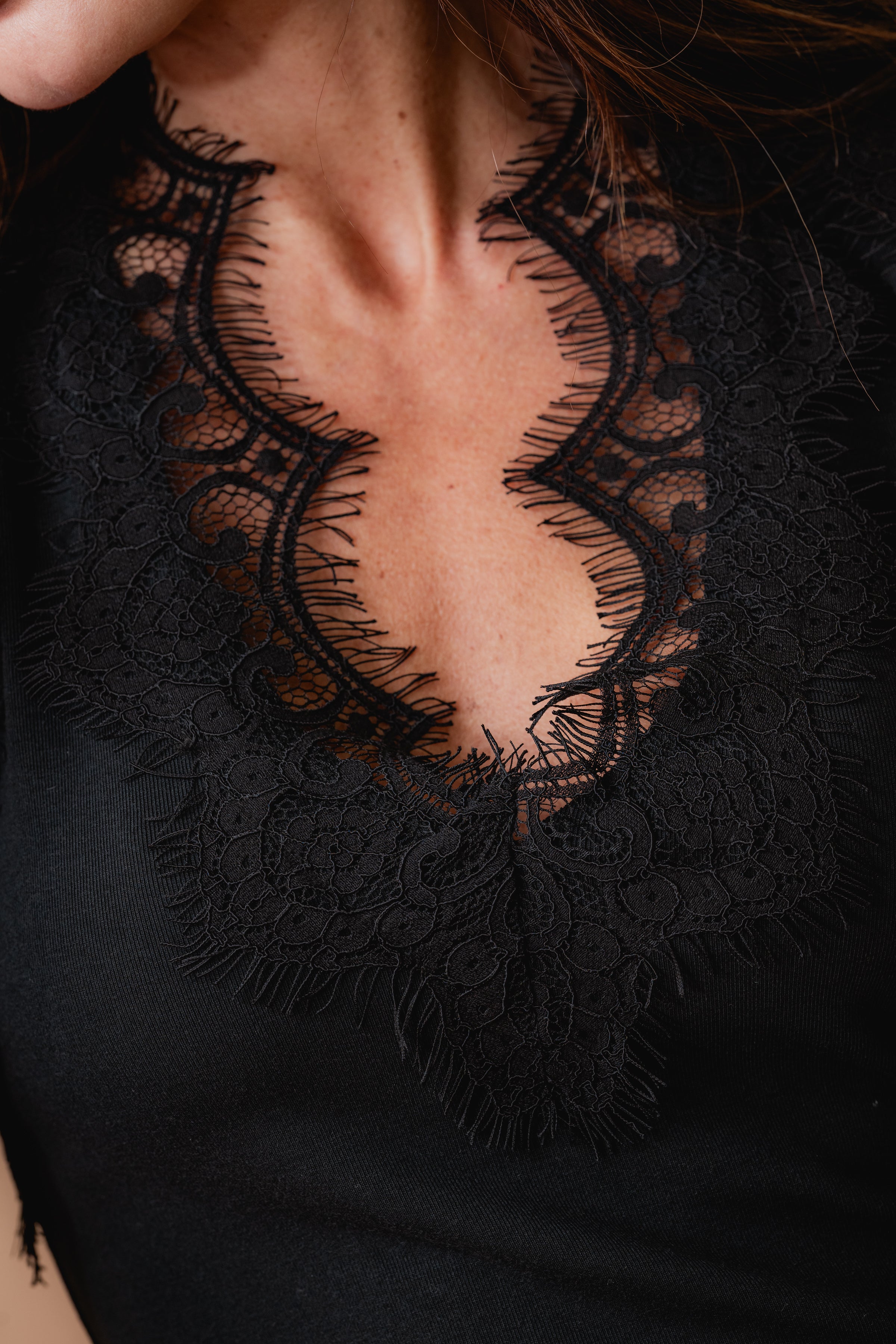 Blusa Regata Com Renda Decote Gola E Barra