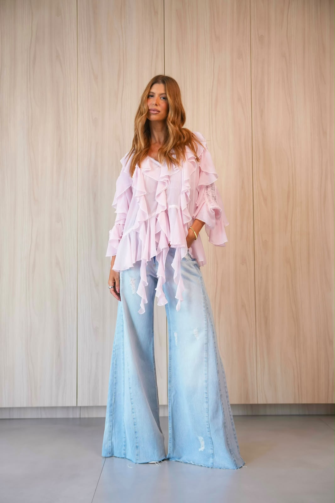 Blusa em Chiffon com Babados e Detalhes em Renda