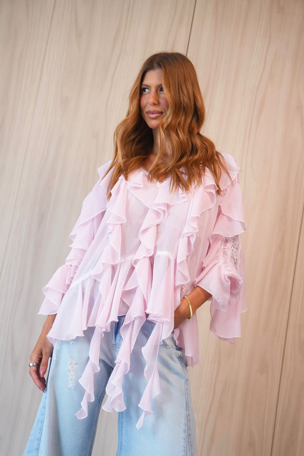 Blusa em Chiffon com Babados e Detalhes em Renda