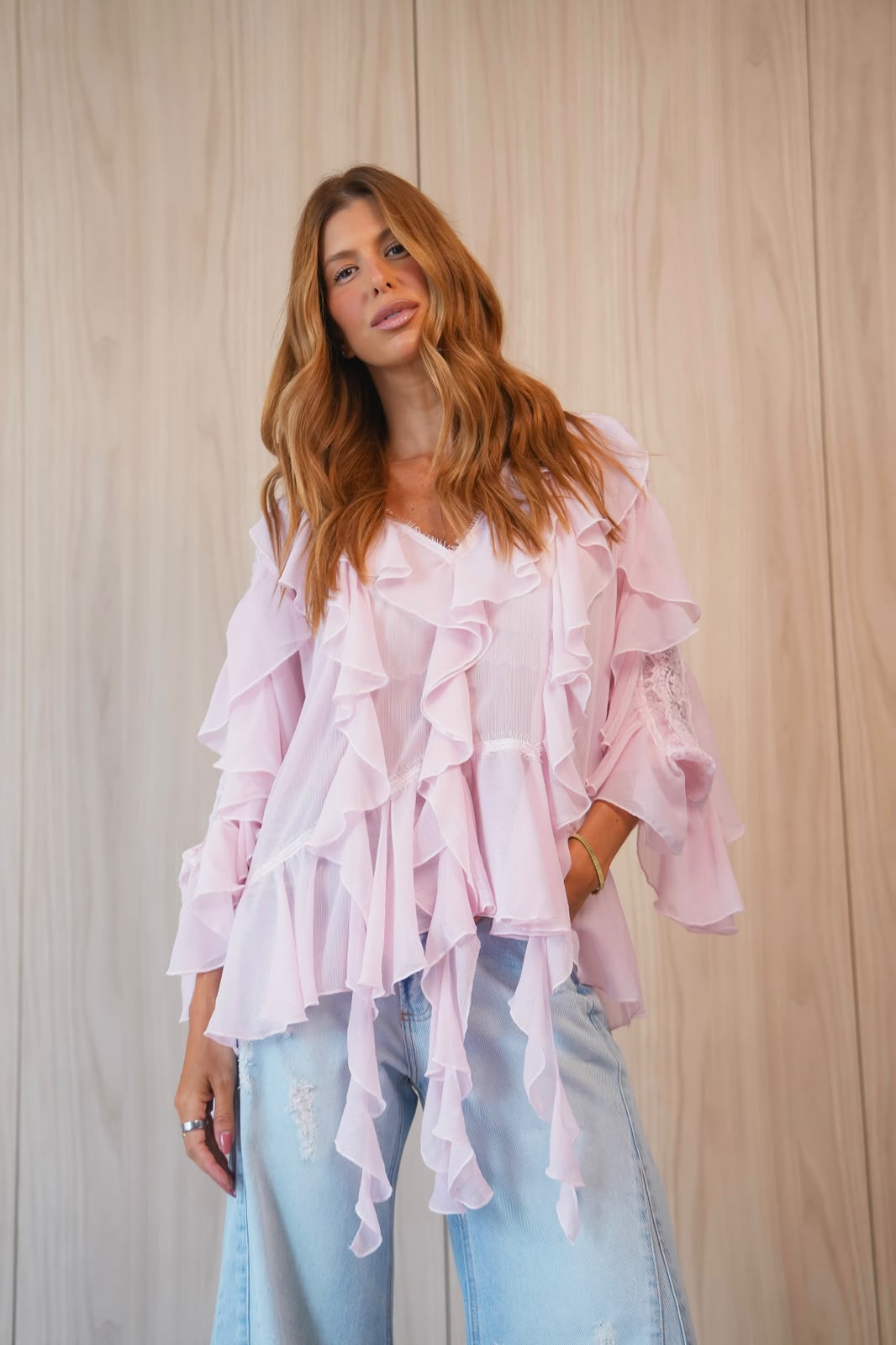 Blusa em Chiffon com Babados e Detalhes em Renda