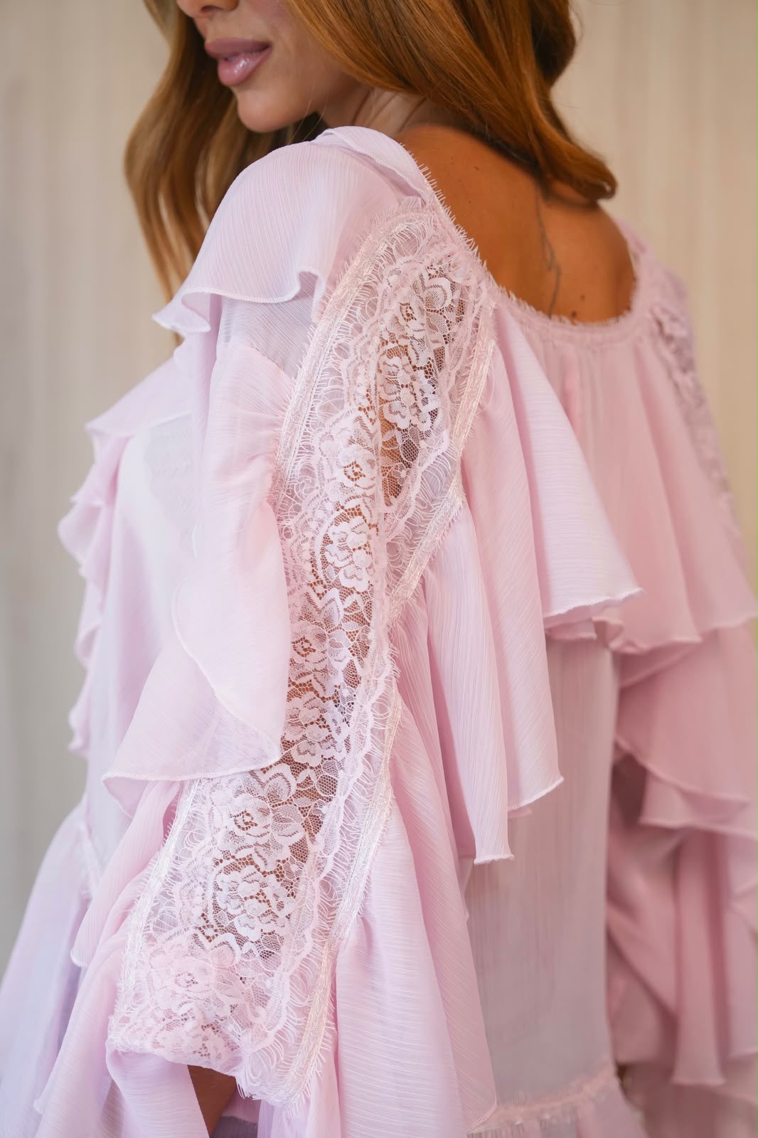 Blusa em Chiffon com Babados e Detalhes em Renda