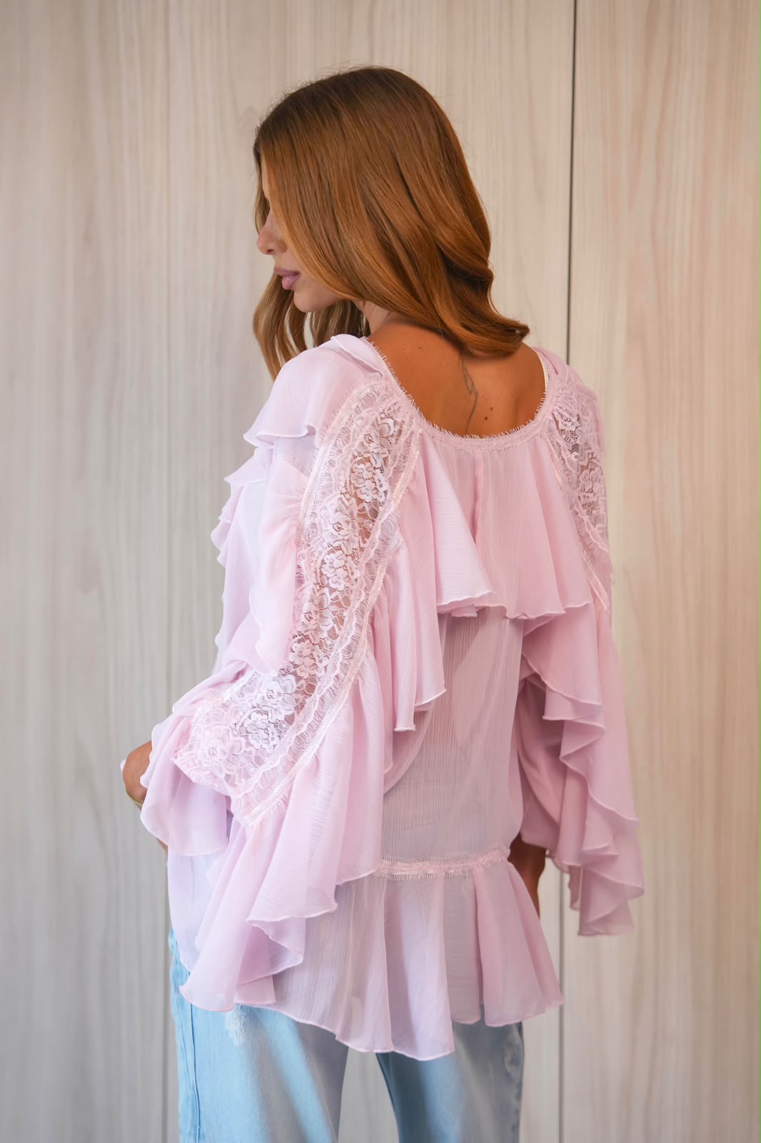 Blusa em Chiffon com Babados e Detalhes em Renda