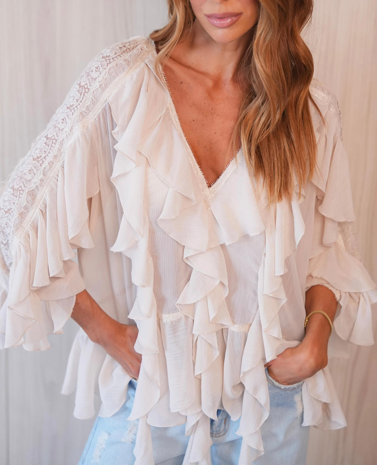 Blusa em Chiffon com Babados e Detalhes em Renda