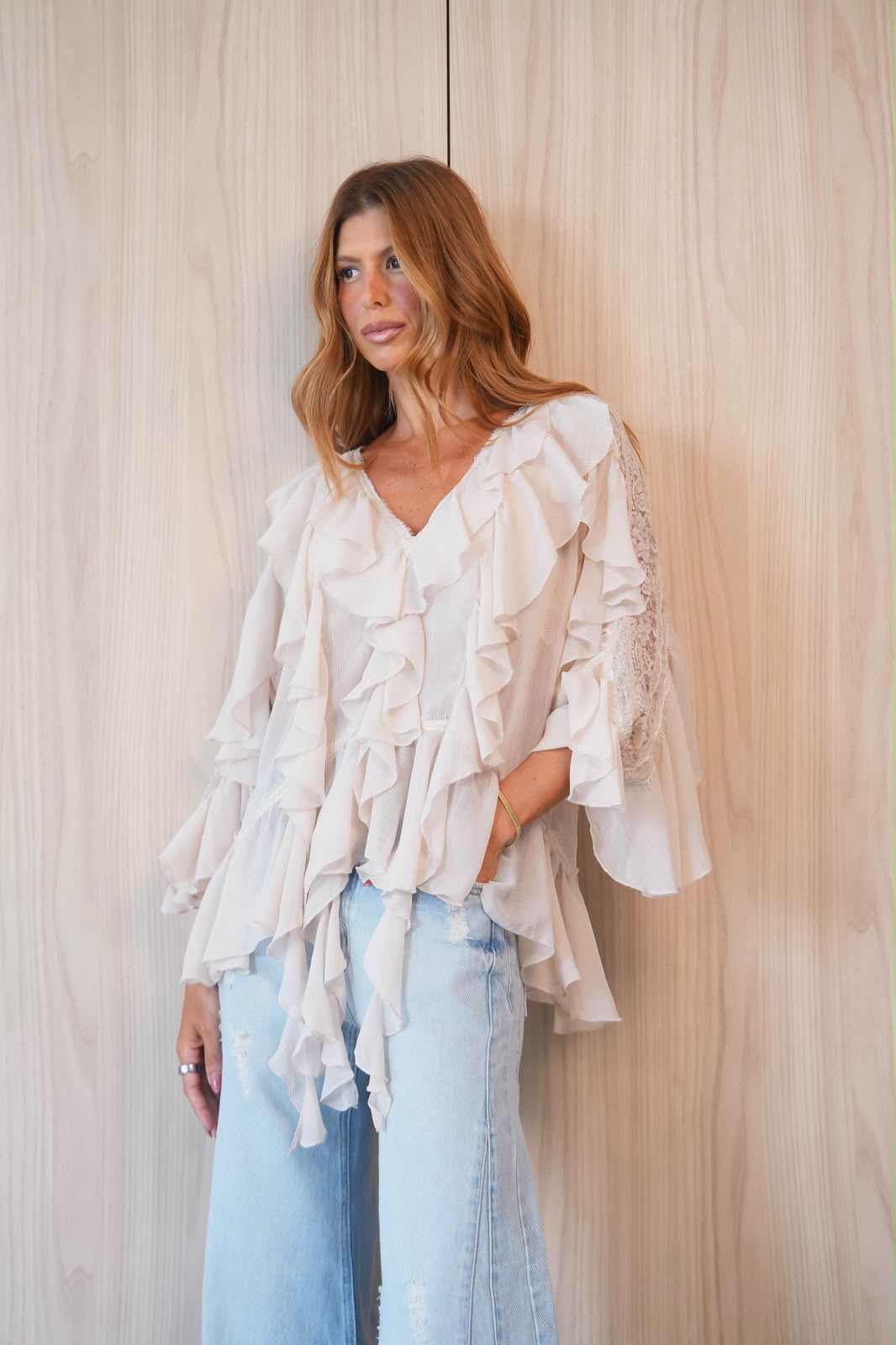 Blusa em Chiffon com Babados e Detalhes em Renda