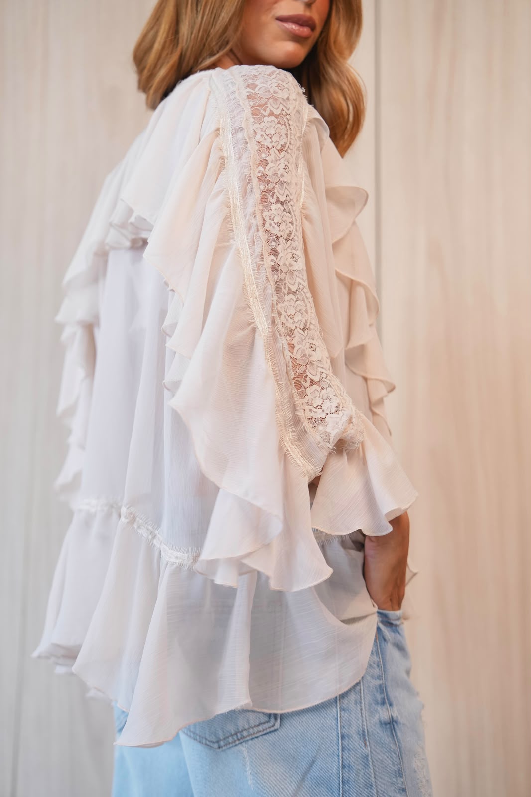 Blusa em Chiffon com Babados e Detalhes em Renda