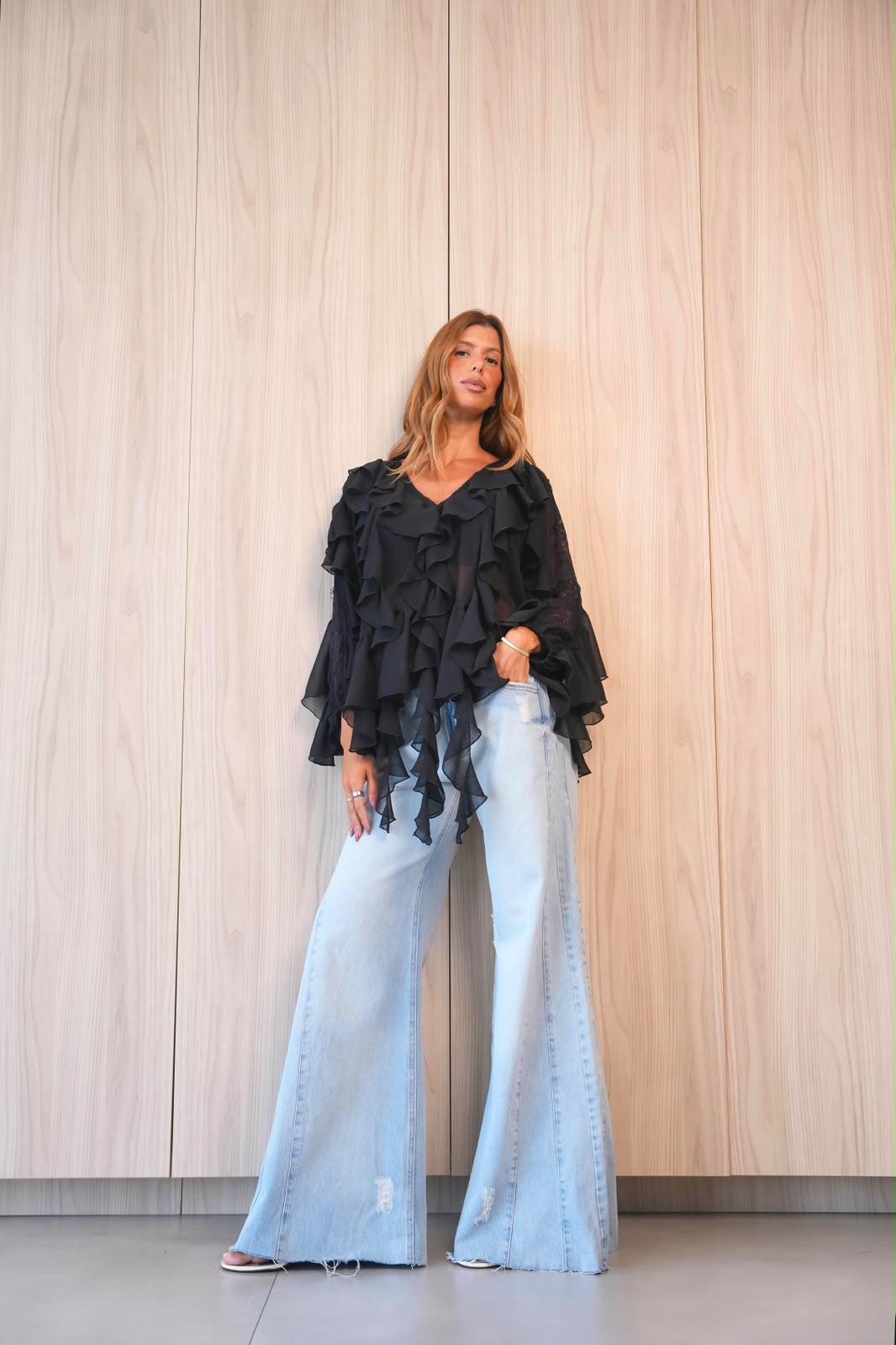 Blusa em Chiffon com Babados e Detalhes em Renda