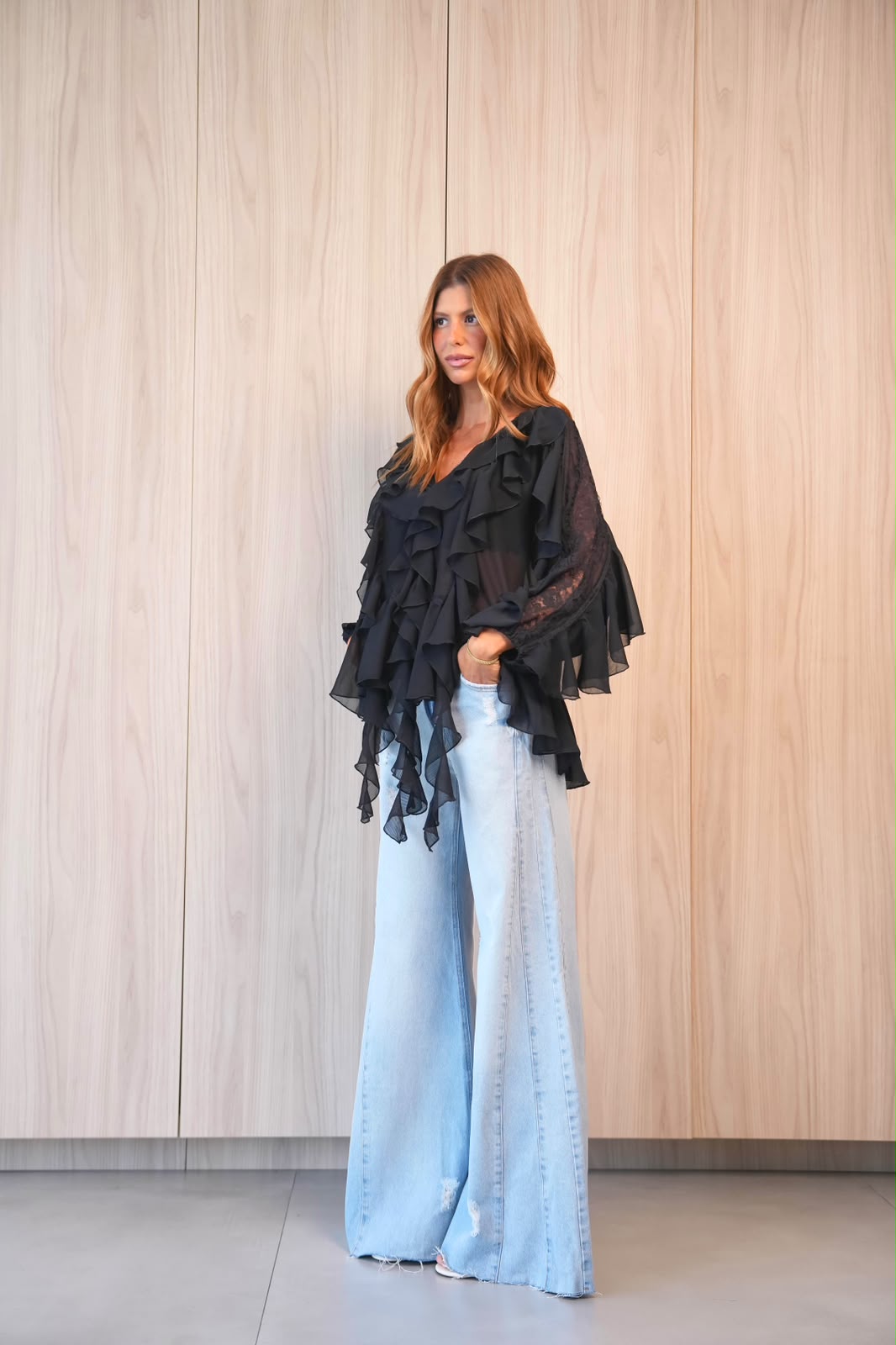 Blusa em Chiffon com Babados e Detalhes em Renda