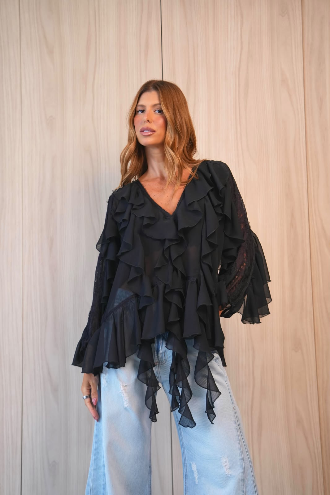 Blusa em Chiffon com Babados e Detalhes em Renda
