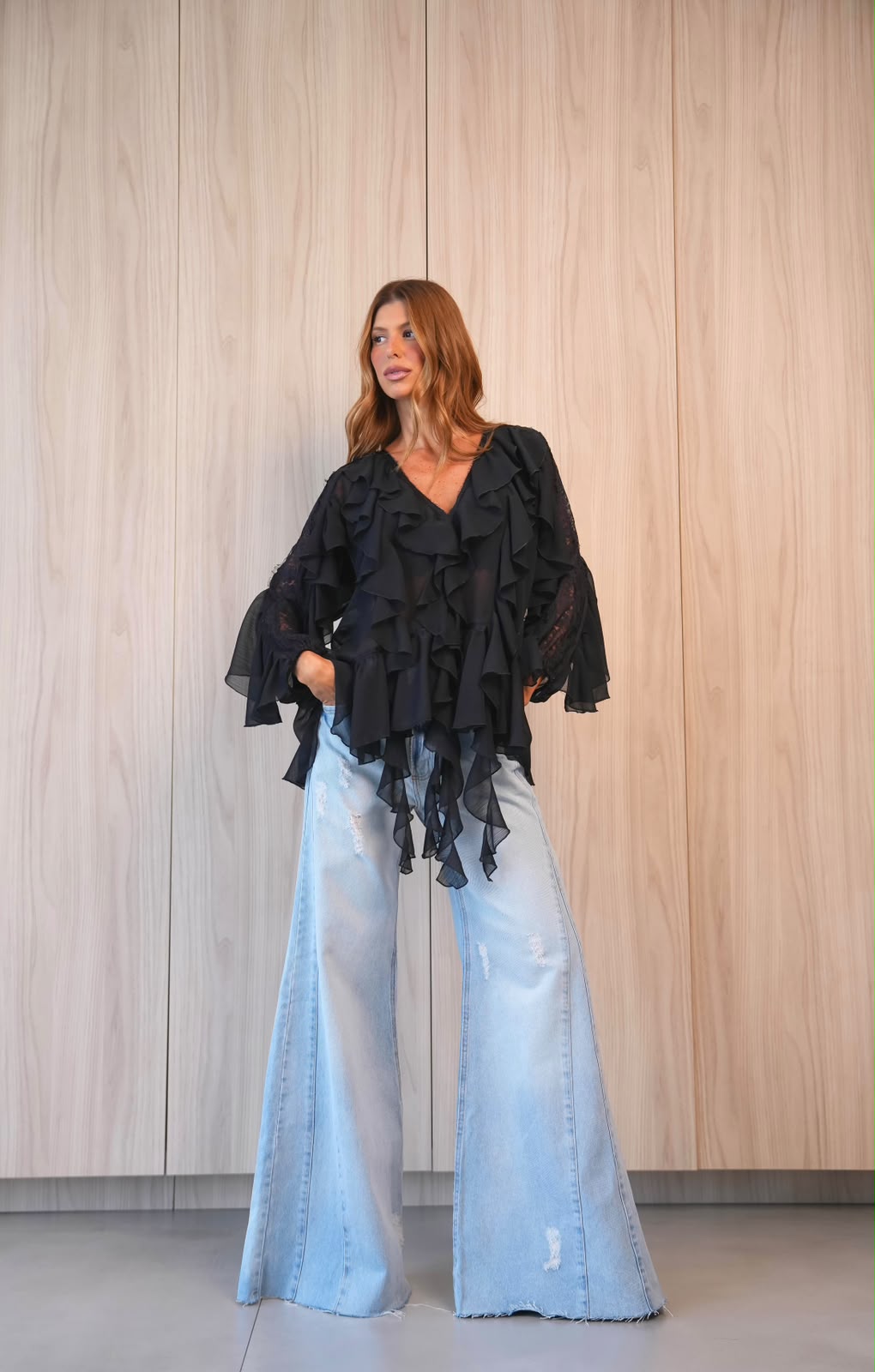 Blusa em Chiffon com Babados e Detalhes em Renda