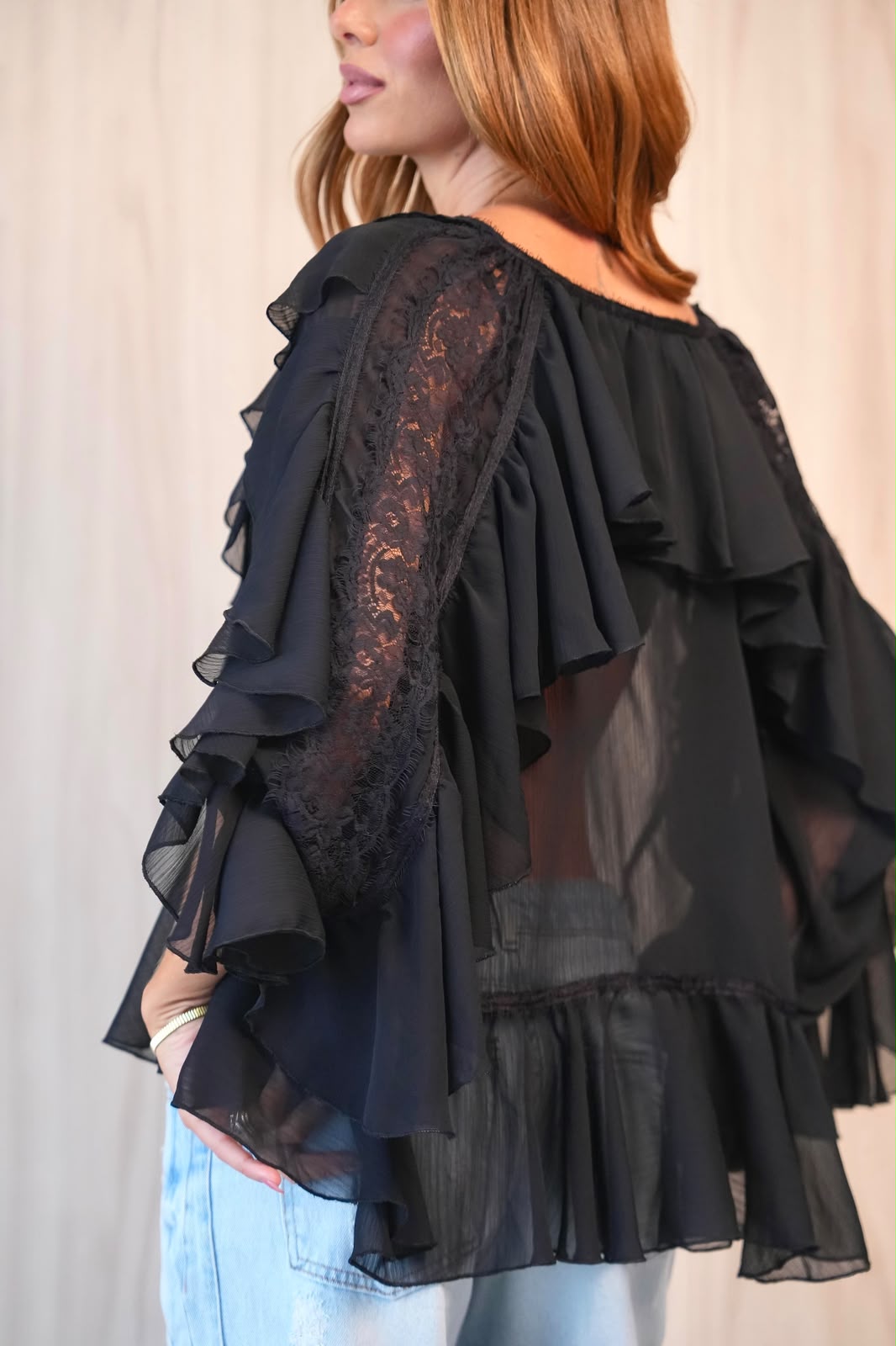 Blusa em Chiffon com Babados e Detalhes em Renda