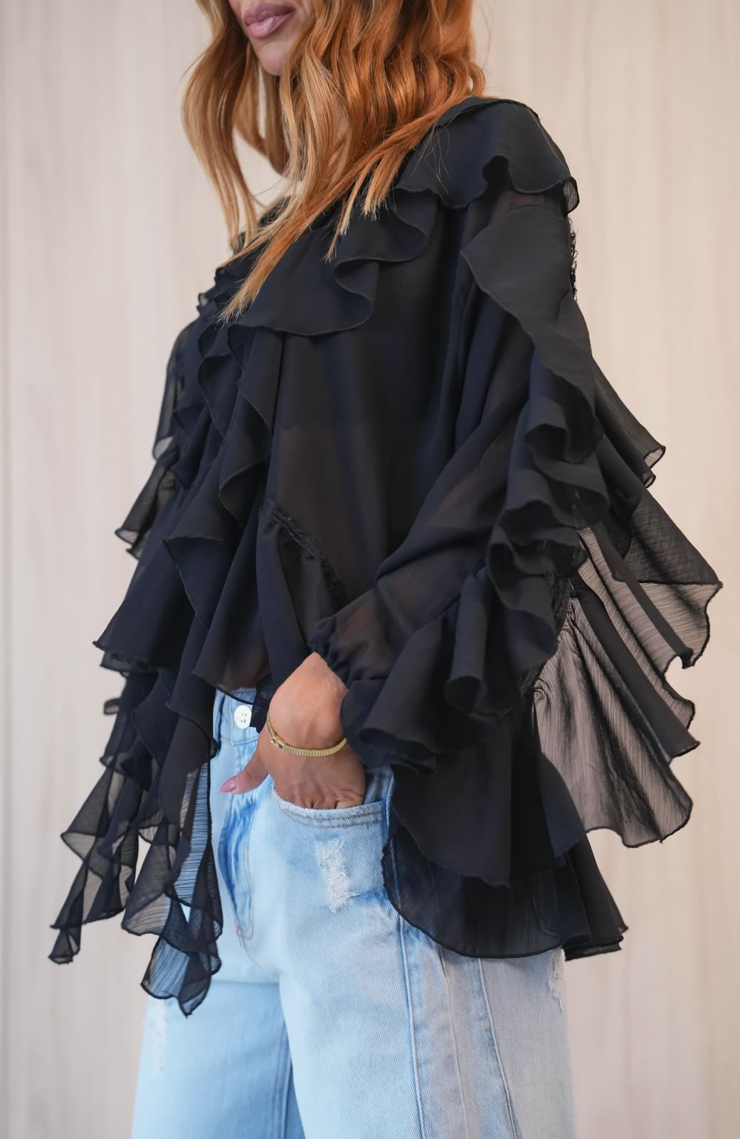 Blusa em Chiffon com Babados e Detalhes em Renda