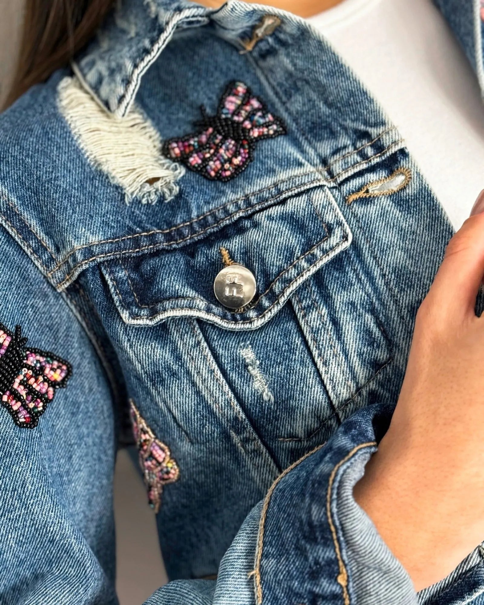 Jaqueta jeans bordada borboletas em miçangas