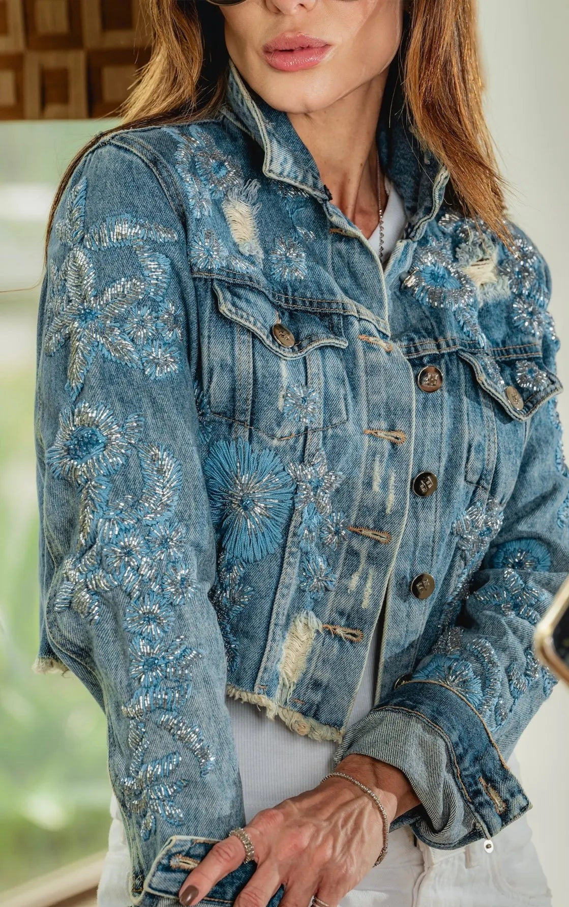 Jaqueta jeans bordada em flores azuis com mini paetês e vidrilho