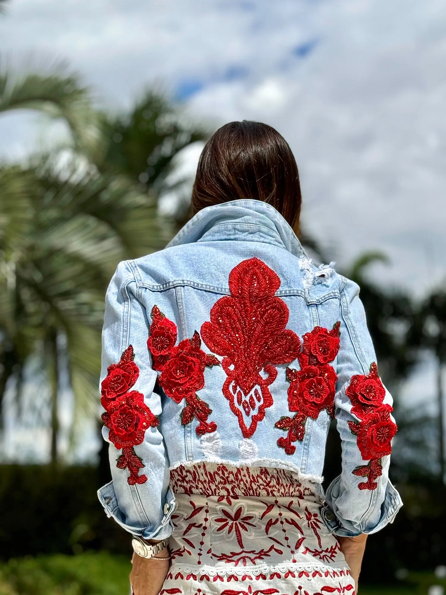 Jaqueta Bordada Arabescos Vermelhos JEANS CLARO