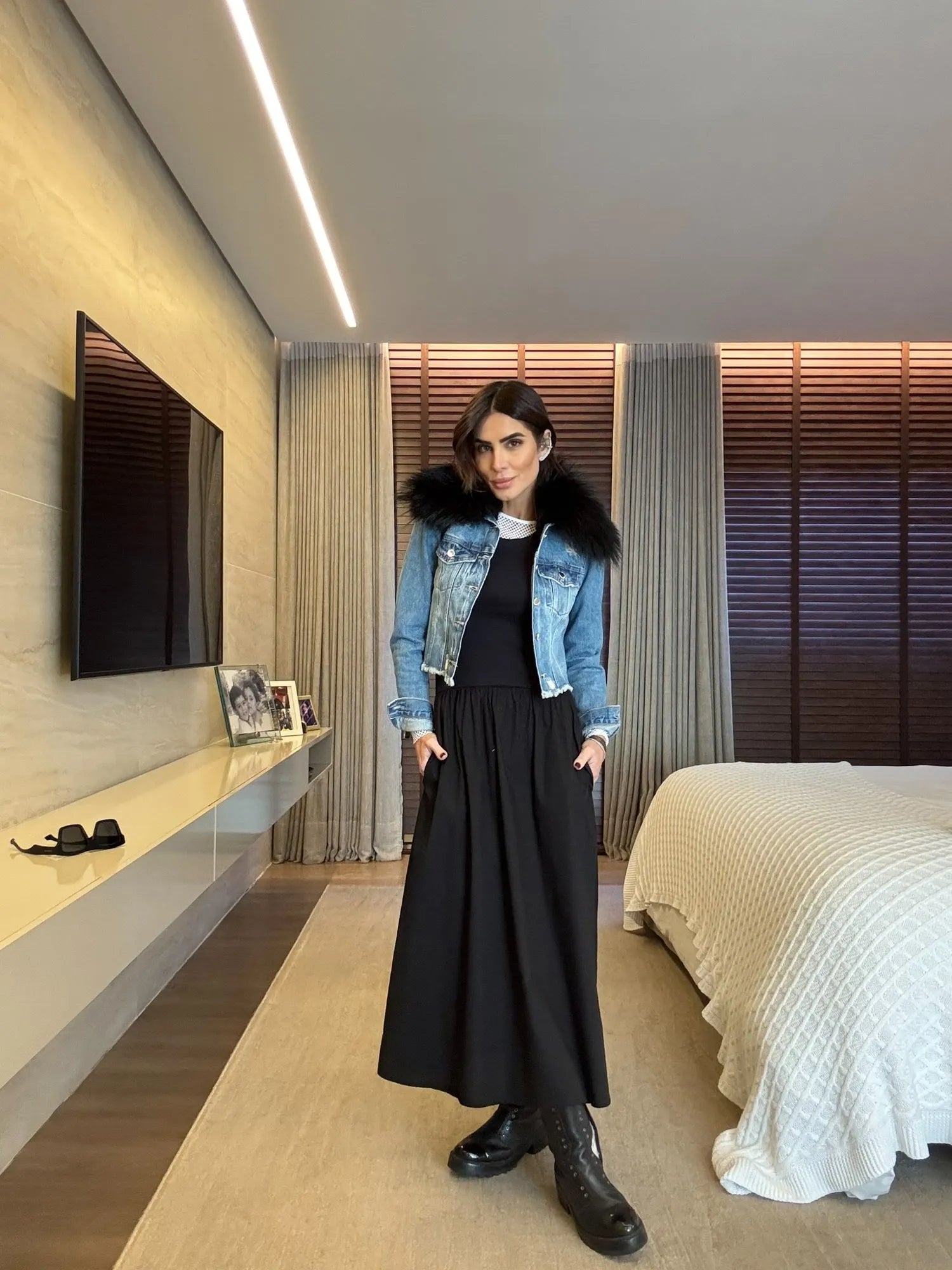 Jaqueta jeans com gola em pelo