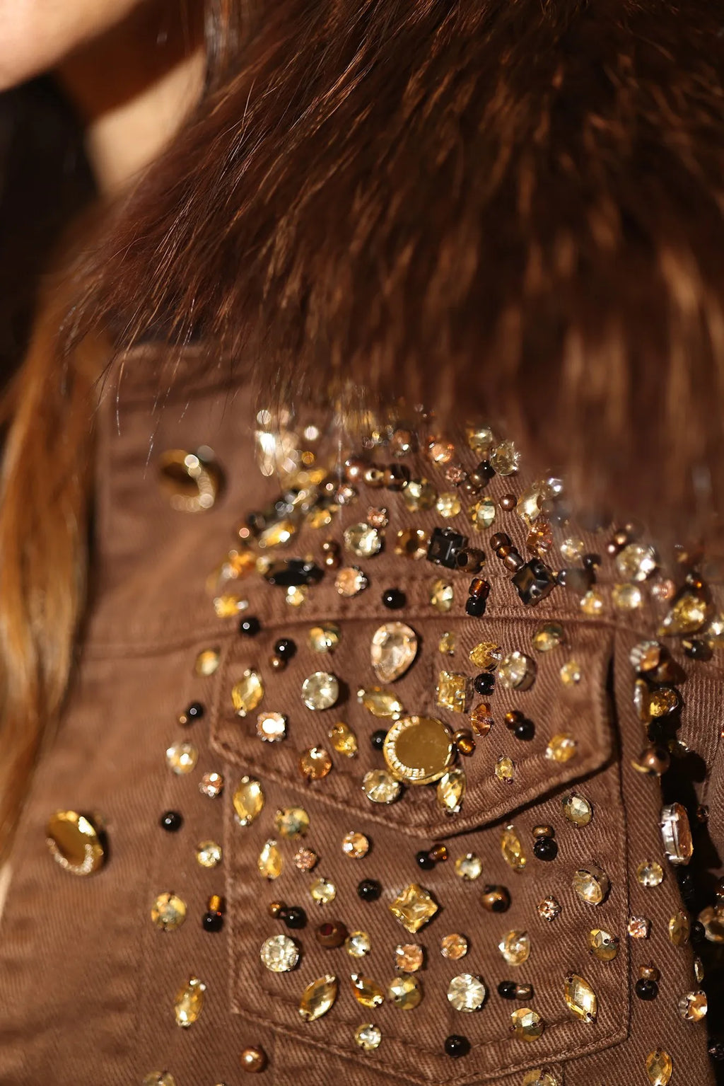 Jaqueta jeans brown bordada à mão com gola de pelo