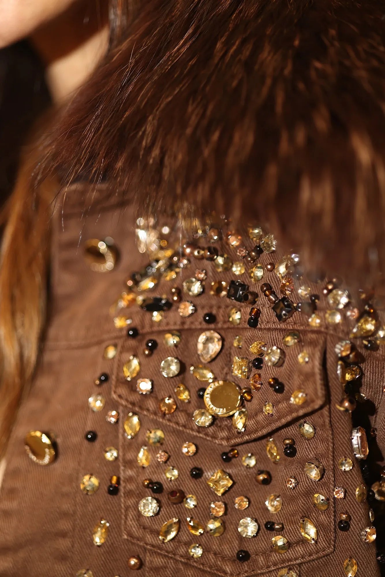 Jaqueta jeans brown bordada à mão com gola de pelo