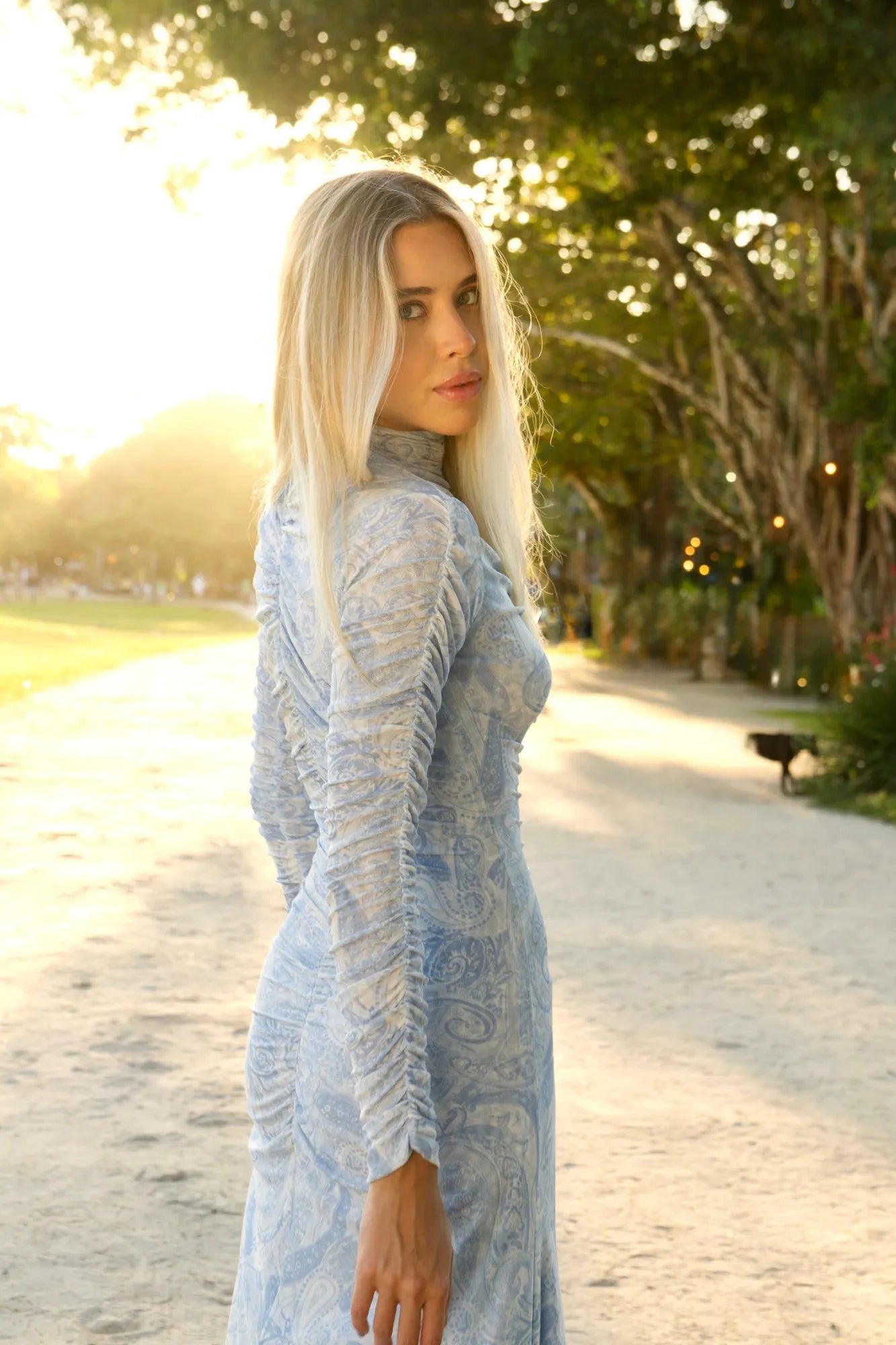 Vestido Longo Franzido Em Tule Manga Longa