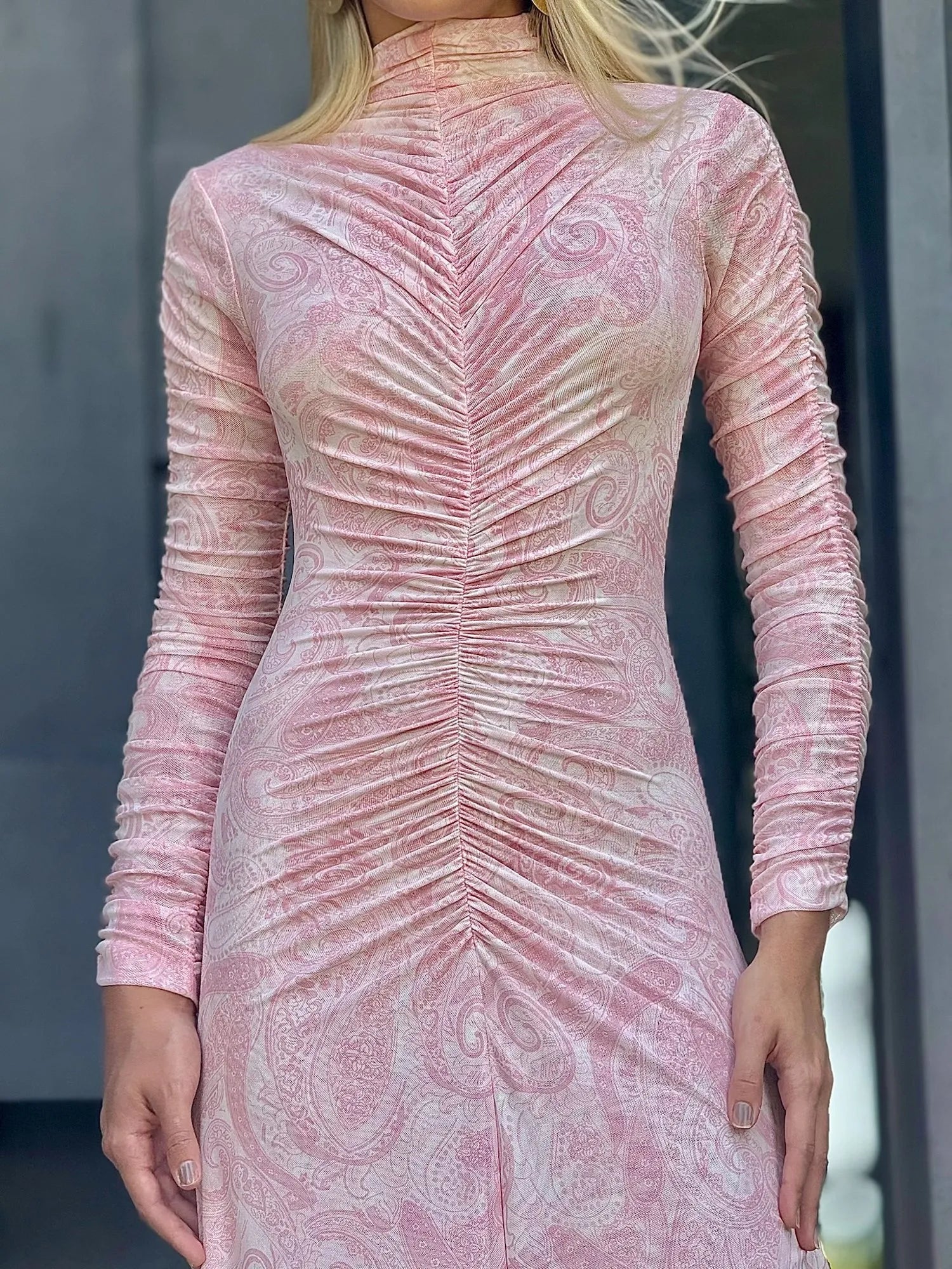 Vestido Longo Franzido Em Tule Manga Longa