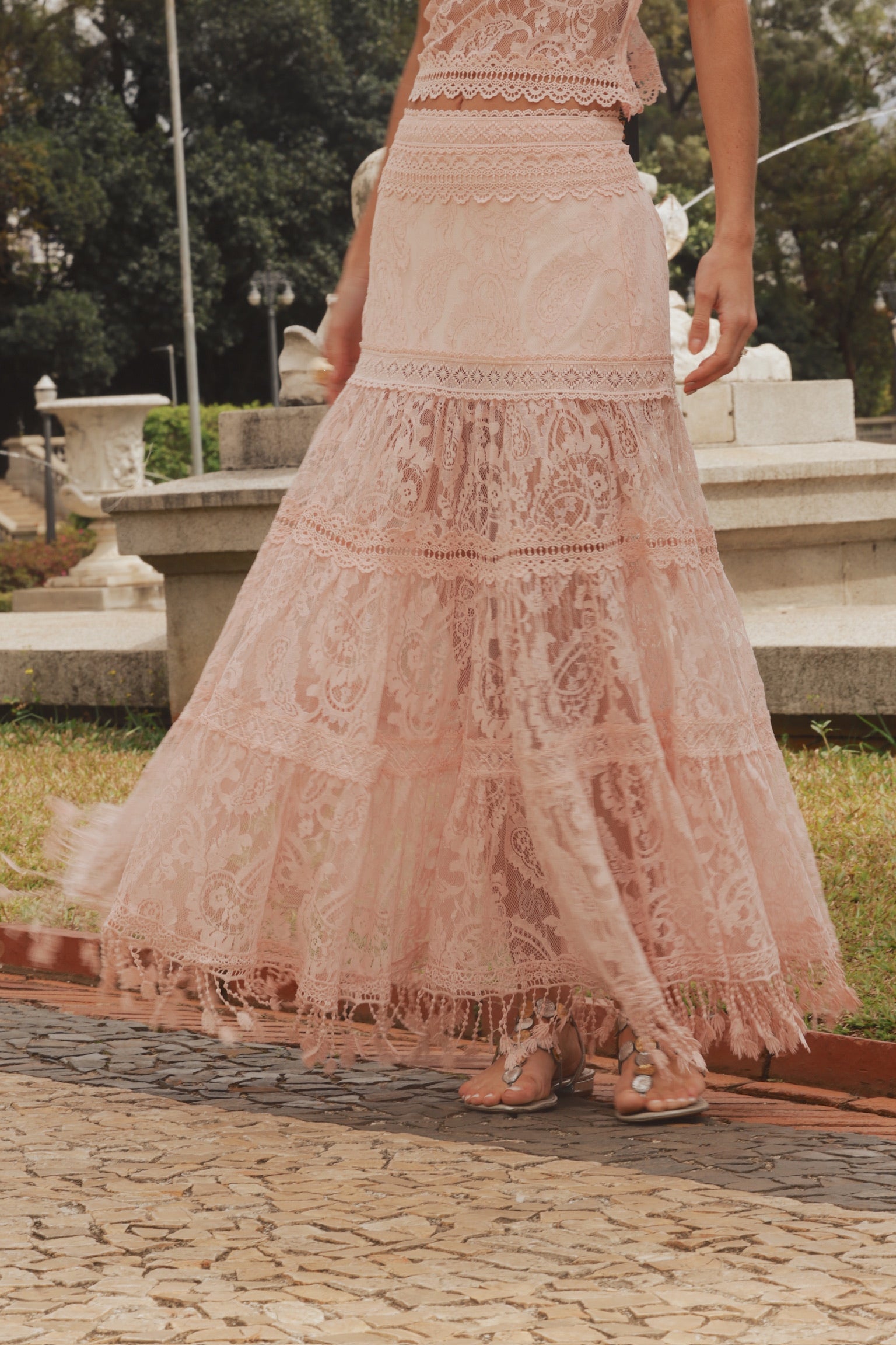 Saia E Top De Renda Com Entremeios